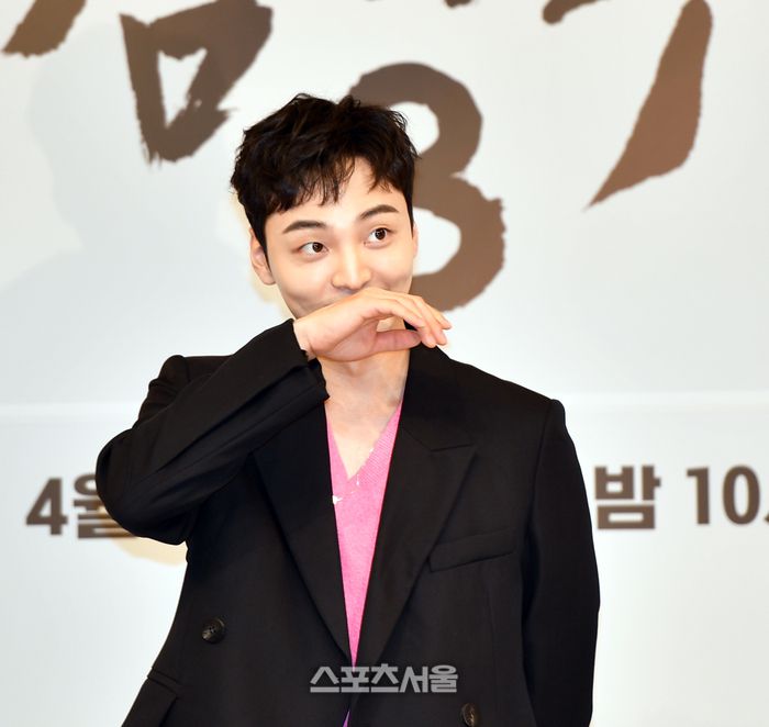 배우 김민재가 26일 목동SBS에서 열린 16부작드라마 ‘낭만닥터 김사부3’ 제작발표회 무대에 올라 포토타임을 갖고 있다.  강영조기자 kanjo@sportsseoul.com