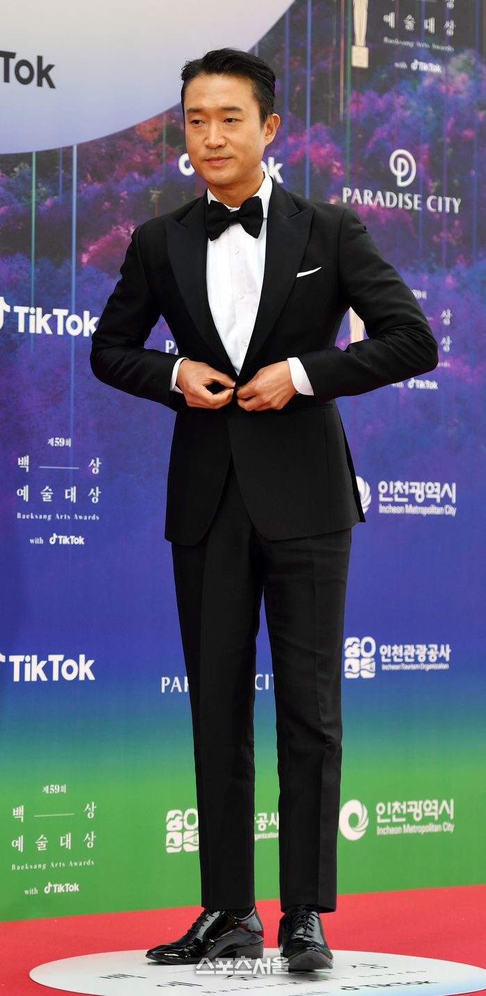 [포토]‘신사는 버튼을..’ 백상예술대상 조우진