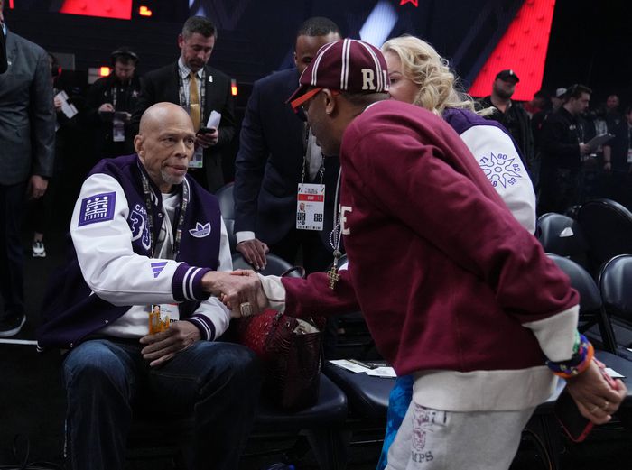 지난 2월 유타 솔트레이크시티에서 벌어진 2023년 NBA 올스타게임에 참가한 스파이크 리 감독이 레이커스 레전드 카림 압둘 자바와 악수하고 있다. USA TODAY Sports연합뉴스