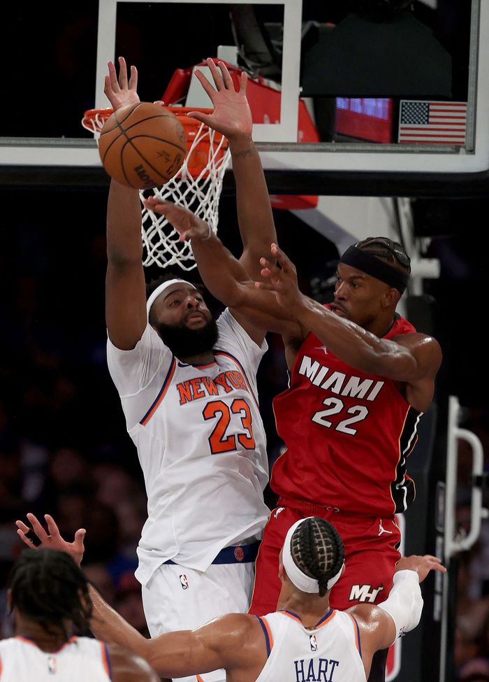 마이애미 히트 스몰포워드 지미 버틀러(오른쪽)가 뉴욕 닉스 센터 미첼 로빈슨(23)의 마크를 피해 동료에게 패스를 하고 있다. 뉴욕|AFP연합뉴스