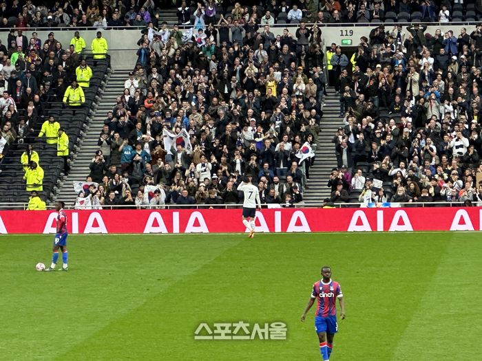 후반 43분 교체돼 물러나는 손흥민. 런던 | 장지훈통신원