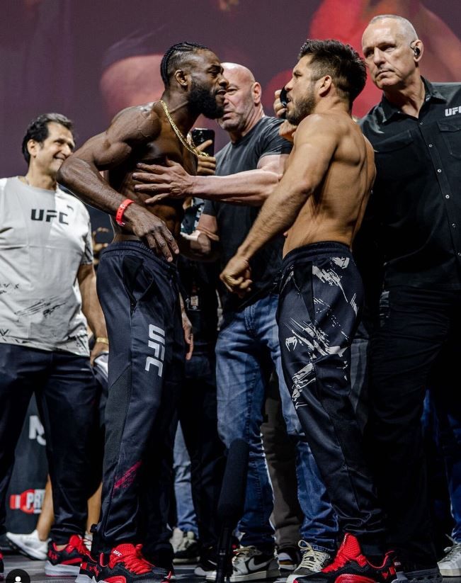 UFC 밴텀급 챔피언 알저메인 스털링(왼쪽)과 도전자 헨리 세후도가 6일(한국시간) 열린 계체에서 서로를 마주보고 있다. 사진 | UFC