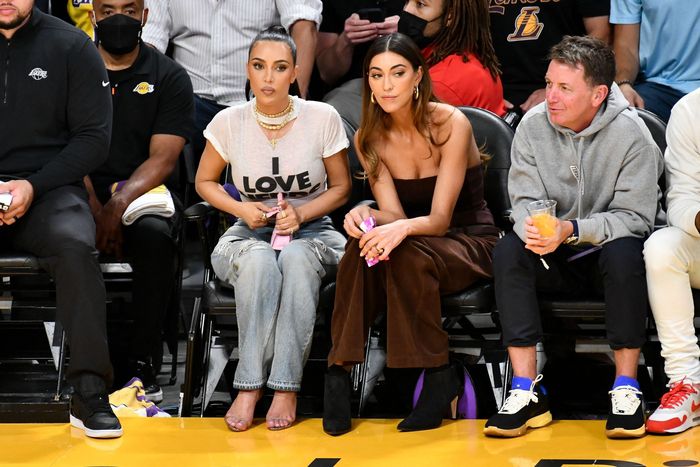 레이커스전을 코트사이드에서 관전하는 모델  킴캐다시안(왼쪽). LA|AFP연합뉴스