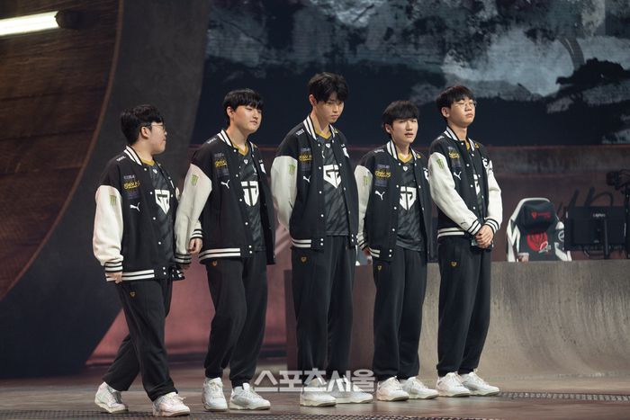 젠지 선수들이 19일(한국시간) 영국 런던에서 열린 MSI 2023 브래킷스테이지 패자전 3라운드 BLG와의 경기에서 참패 후 굳은 표정으로 팬들에게 인사를 하고 있다. 런던=김민규기자 kmg@sportsseoul.com