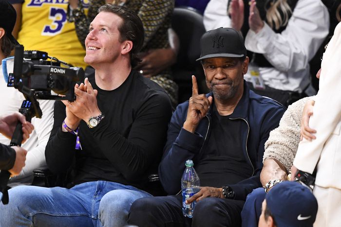 로스앤젤레스 크립토 닷컴 아레나에서 벌어진 NBA 서부 콘퍼런스 결승 3차전을 코트사이드에서 관전하는 영화배우 덴젤 워싱턴. LA|AFP연합뉴스