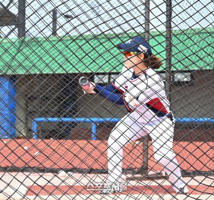 여자야구 국가대표 외야수 주은정이 번트 연습을 하고 있다. 화성 | 황혜정기자. et16@sportsseoul.com