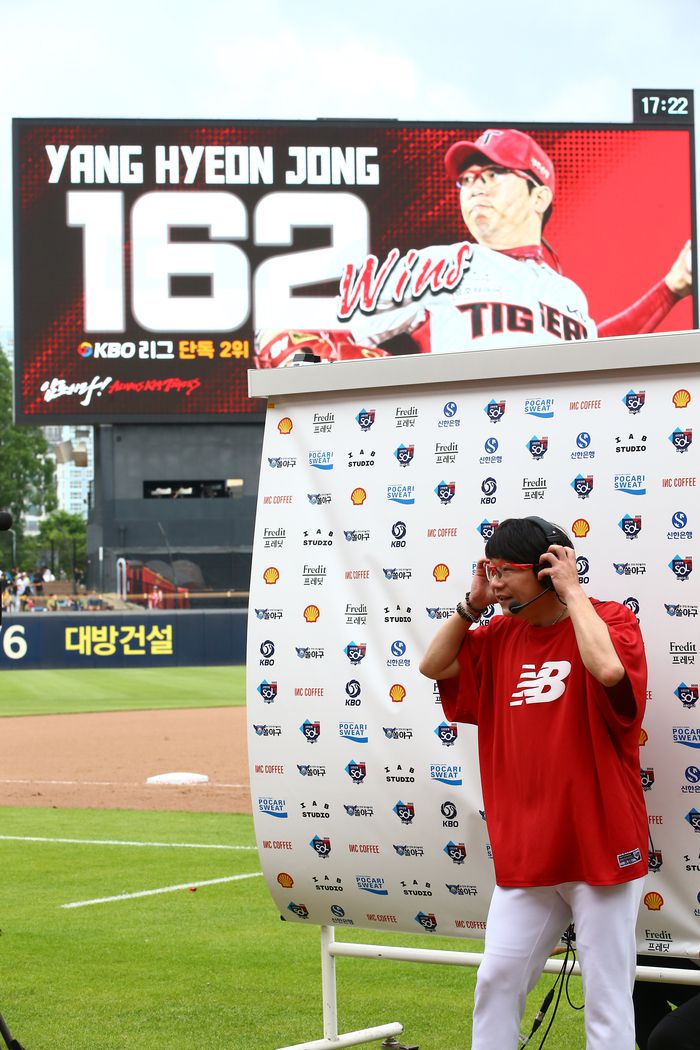 KIA 양현종이 지난 27일 광주 LG전에서 통산 162승을 기록한 후 방송 인터뷰에 임하고 있다. 제공 | KIA 타이거즈