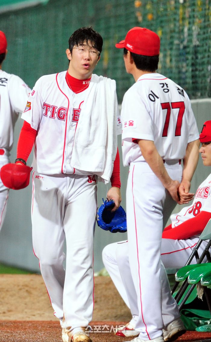KIA의 양현종이 2009년 8월 11일 광주 롯데전에서 8회초에  교체돼 이강철 코치와 기분좋게 얘기를 나누고 있다.광주 | 스포츠서울DB