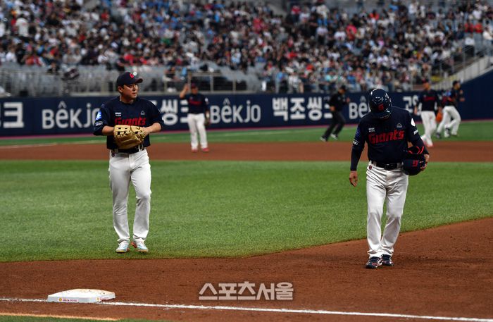 롯데 김평호 1루주루코치가 27일 고척스카이돔에서 열린 2023 프로야구 키움히어로즈와 롯데자이언츠의 경기 5회초 공격을 마치고 더그아웃으로 들어가기 앞서 1루 베이스 부근 바닥을 고르고 있다. 강영조기자 kanjo@sportsseoul.com