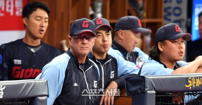 롯데 서튼 감독이 27일 고척스카이돔에서 열린 2023 프로야구 키움히어로즈와 롯데자이언츠의 경기에서 차분히 키움전을 지휘하고 있다. 강영조기자 kanjo@sportsseoul.com