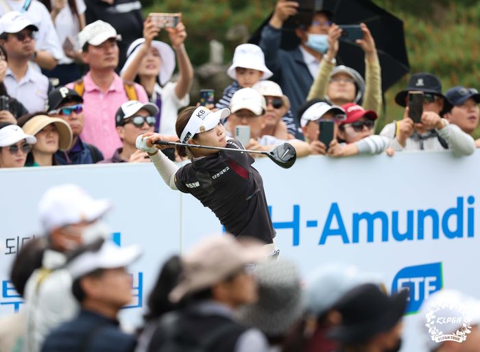 방신실이 14일 수원CC에서 열린 KLPGA투어 NH투자증권 레이디스 오픈에서 갤러리가 지켜보는 앞에서 드라이버 티샷하고 있다. 사진제공 | KLPGA