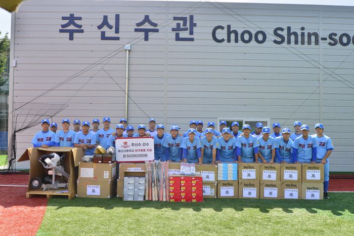 추신수가 2022년 모교 부산고에 5000만원 상당의 야구 용품을 지원했다. 2021년에는 3억원을 기부하기도 했다. 사진제공 | SSG 랜더스