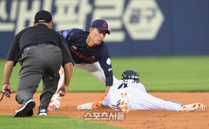 LG 신민재(오른쪽)가 30일 잠실구장에서 열린 2023 KBO리그 롯데와 경기 3회말 무사 1루 상황에서 롯데 유격수 노진혁의 태그에 앞서 2루 도루를 하고 있다. 2023. 5. 30. 잠실 | 박진업기자 upandup@sportsseoul.com