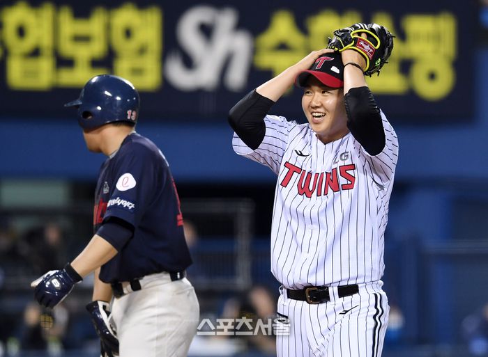 LG 유영찬(오른쪽)이 30일 잠실구장에서 열린 2023 KBO리그 롯데와 경기 4회초 1사 만루 상황에서 타수 앞 땅볼로 더블 플레이를 이끌어내며 위기를 넘긴 뒤 밝게 웃고 있다. 2023. 5. 30. 잠실 | 박진업기자 upandup@sportsseoul.com