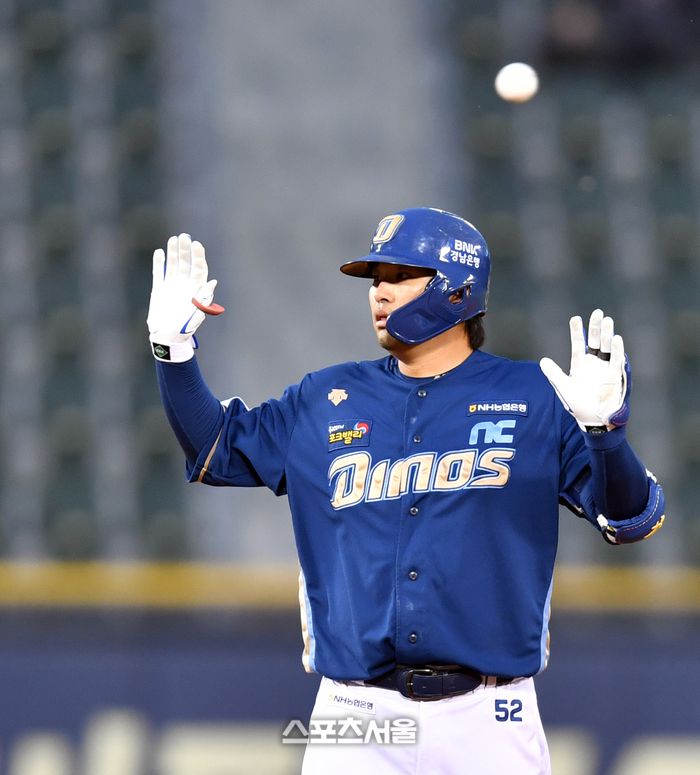 NC 4번타자 윤형준이 20일 잠실야구장에서 열린 2023 프로야구 LG트윈스와 NC다이노스의 경기 2회초 2루타로 출루하고 있다. 강영조기자 kanjo@sportsseoul.com