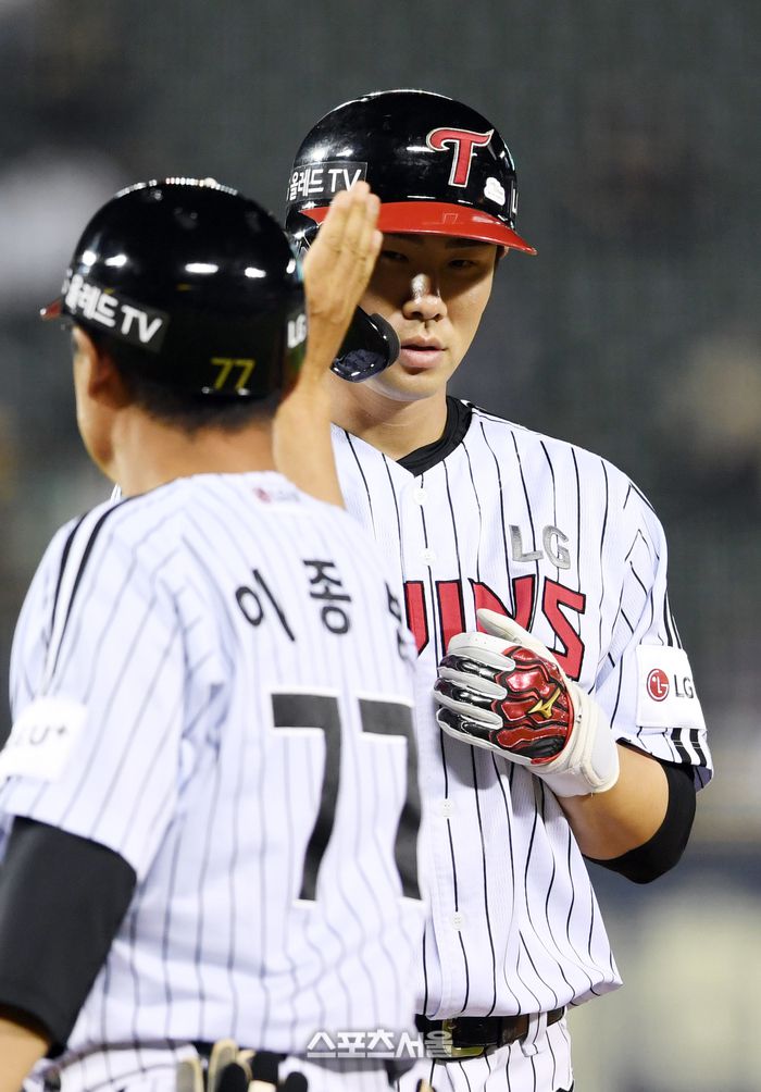 LG 홍창기(오른쪽)가 30일 잠실구장에서 열린 2023 KBO리그 롯데와 경기 5회말 무사 2-3루 상황에서 롯데 선발 한현희를 상대로 2타점 적시타를 친 뒤 이종범 코치와 하이파이브를 하고 있다.  2023. 5. 30. 잠실 | 박진업기자 upandup@sportsseoul.com