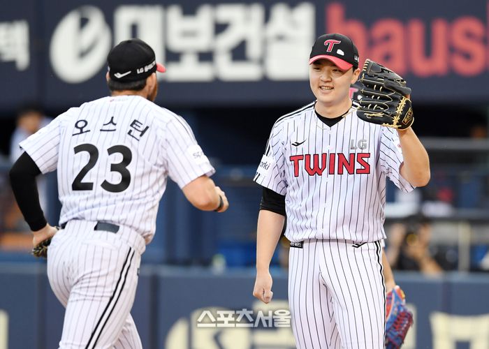 LG 선발투수 이민호가 30일 잠실구장에서 열린 2023 KBO리그 롯데와 경기 2회초 1사 1-3루 상황에서 롯데 박승욱의 땅볼을 잡아 롯데의 타자주자와 3루 주자를 모두 태그하며 더블 플레이를 만들어낸 1루수 오스틴과 하이파이브를 하고 있다. 박진업기자 upandup@sportsseoul.com