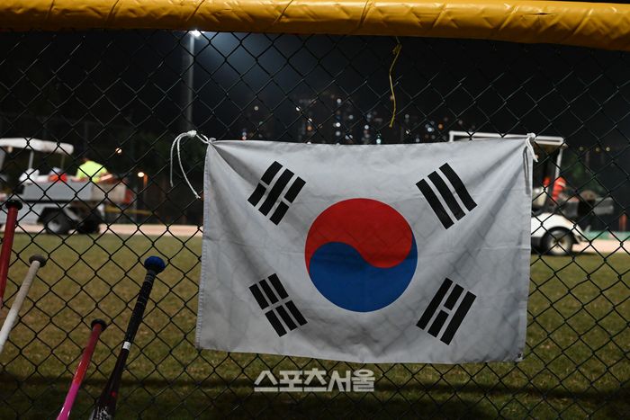 31일 대만과 경기에서 대표팀 더그아웃에 걸려있는 태극기. 람틴(홍콩) | 황혜정기자. et16@sportsseoul.com