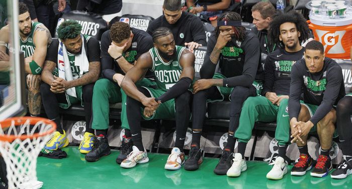 30일 홈 7차전에서 NBA 새로운 역사를 쓸 것으로 예상됐던 보스턴 셀틱스 선수들이 4쿼터에 스코어가 크게 벌어지면서  어두운 표정으로 벤치에서 경기를 지켜보고 있다. EPA연합뉴스