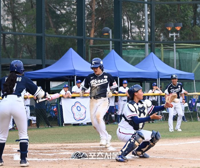 대한민국 여자야구 국가대표 내야수 김현아가 2회 1-1 동점을 만드는 홈을 밟고 있다. 람틴(홍콩) | 황혜정기자. et16@sportsseoul.com