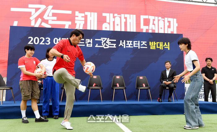 김태영 감독이 1일 서울 용산 아이파크몰 풋살장에서 열린 ‘2023 여자 월드컵 고강도 서포터즈 발대식’에서 정혜인과 볼 리프팅 시합을 하고 있다. 2023. 6. 1.최승섭기자 thunder@sportsseoul.com