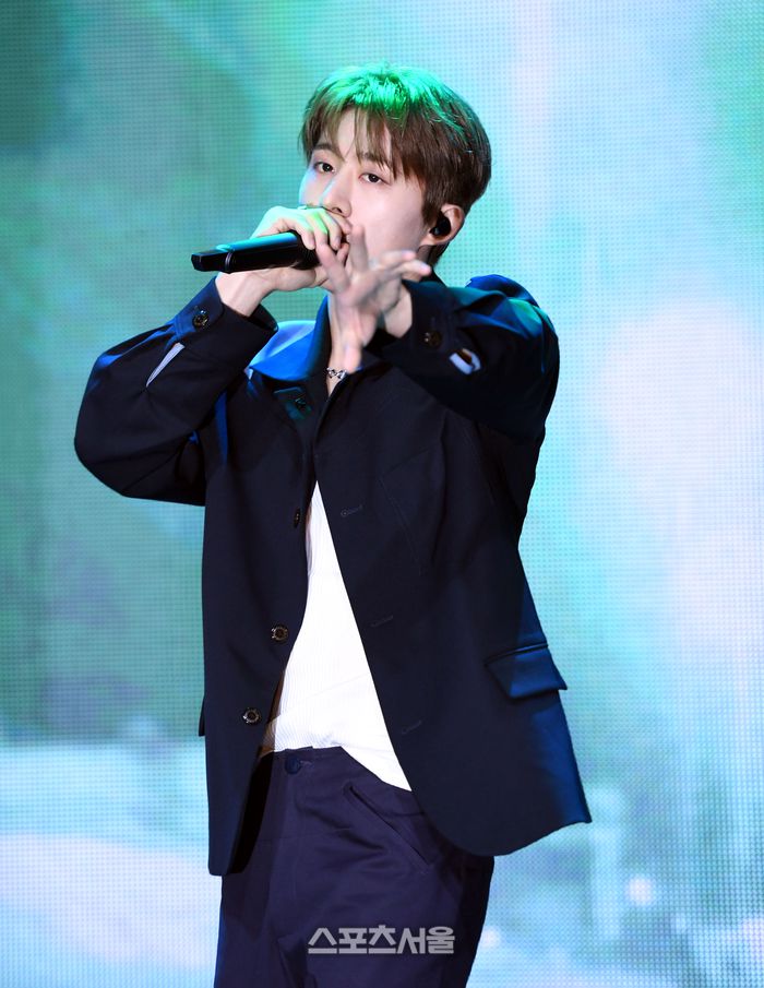 가수 비아이(B.I)가 1일 서울 마포구 신한플레이 스퀘어에서 열린 정규 2집 ‘투 다이 포’(TO DIE FOR) 발매 기념 미디어 쇼케이스에서 타이틀곡 ‘다이 포 러브’를 부르고 있다. 2023. 6. 1.최승섭기자 thunder@sportsseoul.com