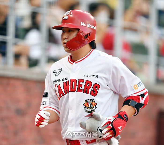 SSG 최정이 1일 인천SSG랜더스필드에서 열린 2023 KBO리그 삼성전에서 3회말 중월 솔로 홈런을 터뜨린 후 홈에 들어오고 있다. 사진 | 문학=강영조기자 kanjo@sportsseoul.com