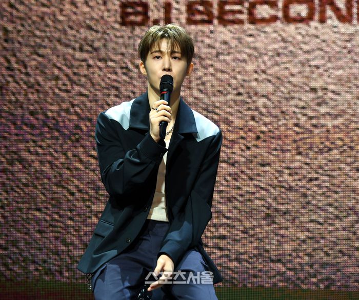 가수 비아이(B.I)가 1일 서울 마포구 신한플레이 스퀘어에서 열린 정규 2집 ‘투 다이 포’(TO DIE FOR) 발매 기념 미디어 쇼케이스에서 과거 잘못을 사고하고 있다.2023. 6. 1.최승섭기자 thunder@sportsseoul.com