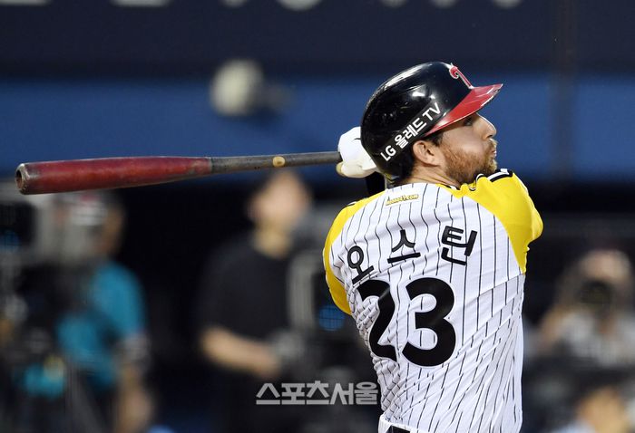 LG 트윈스 오스틴이 1일 잠실구장에서 열린 2023 KBO리그 롯데 자이언츠와 경기 5회말 2사 2루 상황에서 롯데 선발 반즈를 상대로 1타점 2루타를 치고 있다. 2023. 6. 1. 잠실 | 박진업기자 upandup@sportsseoul.com