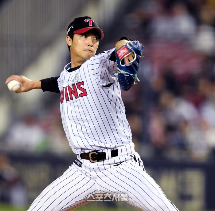 LG 투수 이정용이 27일 잠실야구장에서 열린 2023 KBO리그 SSG와 경기 8회 역투하고 있다. 2023. 4. 27.잠실 | 최승섭기자 thunder@sportsseoul.com