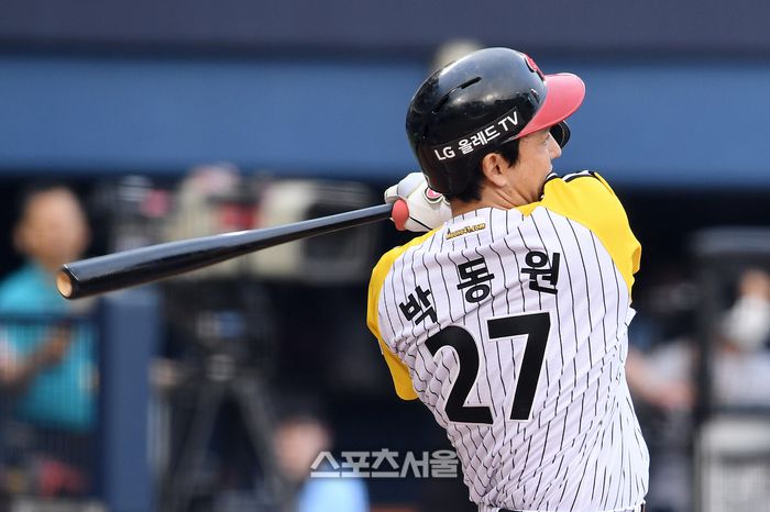 LG 트윈스 박동원이 1일 잠실구장에서 열린 2023 KBO리그 롯데 자이언츠와 경기 1회말 2사 2-3루 상황에서 롯데 선발 반즈를 상대로 2타점 적시타를 치고 있다. 2023. 6. 1. 잠실 | 박진업기자 upandup@sportsseoul.com