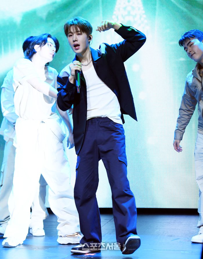 가수 비아이(B.I)가 1일 서울 마포구 신한플레이 스퀘어에서 열린 정규 2집 ‘투 다이 포’(TO DIE FOR) 발매 기념 미디어 쇼케이스에서 타이틀곡 ‘다이 포 러브’를 부르고 있다. 2023. 6. 1.최승섭기자 thunder@sportsseoul.com