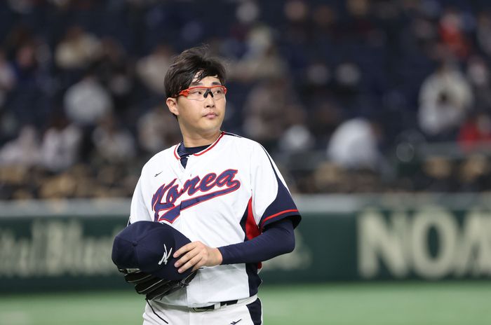 박세웅이 지난 3월 12일 일본 도쿄돔에서 열린 2023 월드베이스볼클래식(WBC) B조 본선 1라운드 체코와 경기에서 호투를 펼친 후 마운드에서 내려오고 있다. 도쿄 | 연합뉴스