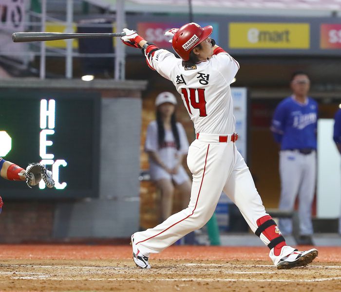 SSG 최정이 1일 인천SSG랜더스필드에서 열린 2023 KBO리그 삼성전에서 4회말 좌월 솔로 홈런을 터뜨리고 있다. 시즌 10홈런이었고, 18년 연속 10홈런이라는 대기록을 달성했다. 사진제공 | SSG 랜더스