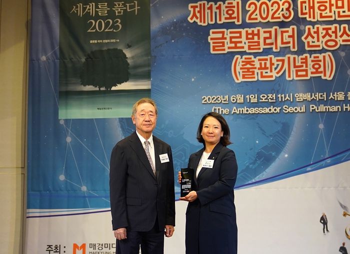 깨끗한 나라 최현수 대표(오른쪽)가 ‘대한민국 글로벌리더’에 선정됐다. 사진|깨끗한 나라