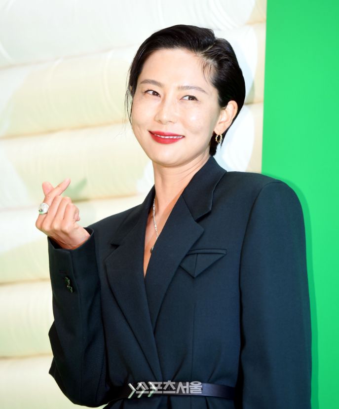 방송인 김나영이 지난해 6월 한 패션브랜드 팝업스토어에서 하트 포즈를 취하고 있다. 최승섭기자 thunder@sportsseoul.com