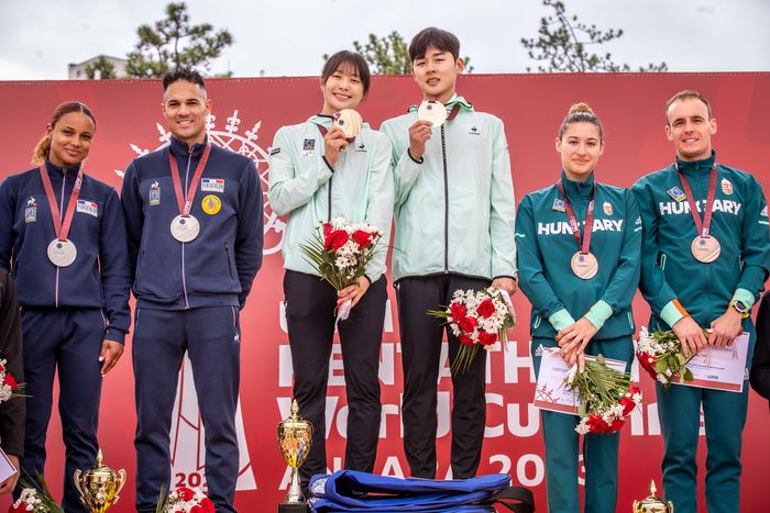 한국 근대5종 대표팀 김선우 전웅태(가운데)가 튀르키예 앙카라에서 열린 월드컵 파이널 혼성계주에서 우승을 차지한 뒤 시상대에서 포즈를 취하고 있다. 사진제공 | 대한근대5종연맹