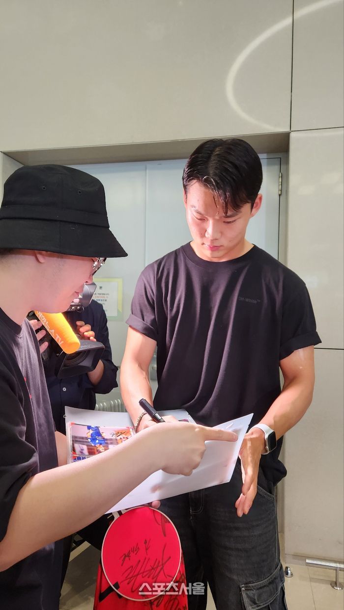 오현규가 5일 인천국제공항으로 귀국해 팬 사인요청에 응하고 있다. 김용일기자