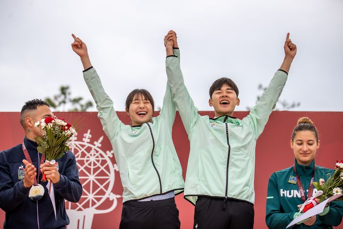 한국 근대5종 대표팀 김선우 전웅태(왼쪽부터)가 튀르키예 앙카라에서 열린 월드컵 파이널 혼성계주에서 우승을 차지한 뒤 시상대에 올라 환호하고 있다. 사진제공 | 대한근대5종연맹