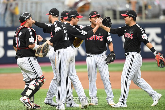 LG 트윈스 선수들이 6일 고척스카이돔에서 열린 2023 KBO리그 키움 히어로즈와 경기에서 키움에 9-1로 승리한 뒤 하이파이브를 하고 있다. LG는 선발 켈리의 5이닝 1실점 호투와 오지환-오스틴의 맹타를 앞세워 3연패 탈출에 성공했다. 2023. 6. 6. 고척 | 박진업기자 upandup@sportsseoul.com