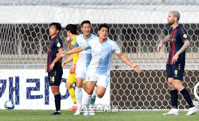 울산현대 주민규가 6일 하나원큐 K리그 2023 17라운드 울산현대와 수원FC경기 후반 역전골을 성공시킨 후 환호하고 있다.2023.06.06.수원 | 강영조기자 kanjo@sportsseoul.com