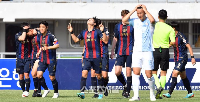 윤빛가람이 선제골을 성공시킨후 동료들과 기쁨을 나누고 있다.