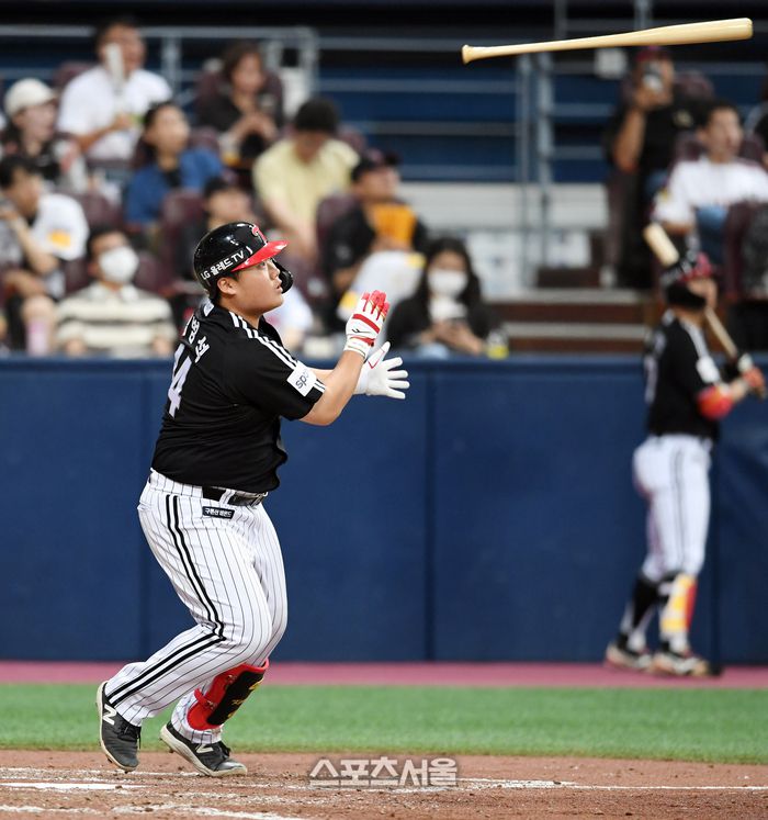 LG 트윈스 김범석이 6일 고척스카이돔에서 열린 2023 KBO리그 키움 히어로즈와 경기 4회초 1사 1-3루 상황에서 키움 선발 요키시를 상대로 1타점 희생플라이를 치고 있다. 김범석의 데뷔 첫 타점. 2023. 6. 6. 고척 | 박진업기자 upandup@sportsseoul.com