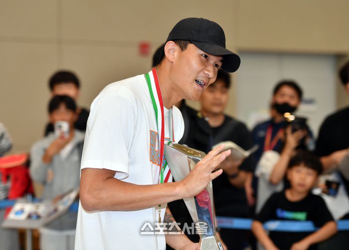 세리에A 수비왕 김민재가 현충일인 6일 인천공항을 통해 귀국했다. 군사훈련으로 대표팀 A매치 일정에 참여하지 못하는 김민재가 2022-23세리에A 최우수 수비상 트로피를 들고 입국장을 빠져나오며 미소짓고 있다. 2023.06.06.인천공항 | 강영조기자 kanjo@sportsseoul.com