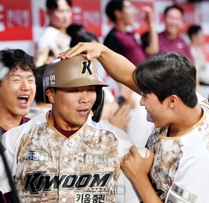 키움 4번타자 대타 김수환이 7일 고척스카이돔에서 열린 2023 프로야구 키움히어로즈와 LG트윈스의 경기 12회말 무사 1루에서 진해수를 상대로 좌중월 동점 2점홈런을 터트린 후 홈이하고 있다. 2023.06.07.강영조기자 kanjo@sportsseoul.com