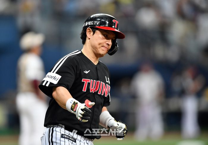 LG 5번타자 박동원이 7일 고척스카이돔에서 열린 2023 프로야구 키움히어로즈와 LG트윈스의 경기 8회초 2사 2루에서 원종현을 상대로 좌월 동점 2점홈런을 터트린 후 홈인하고 있다. 염경엽 감독의 축하. 2023.06.07.강영조기자 kanjo@sportsseoul.com