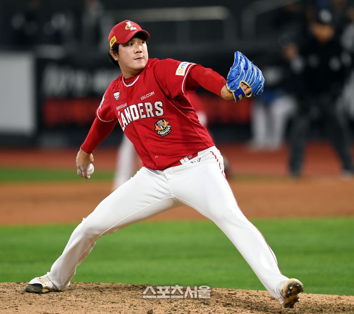 SSG 서진용이 4월20일 수원KT위즈파크에서 열린 2023 KBO리그 KT전에서 9회 역투하고 있다. 수원 | 최승섭기자 thunder@sportsseoul.com
