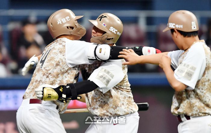 키움 4번타자 대타 김수환이 7일 고척스카이돔에서 열린 2023 프로야구 키움히어로즈와 LG트윈스의 경기 12회말 무사 1루에서 진해수를 상대로 좌중월 동점 2점홈런을 터트린 후 홈이하고 있다. 2023.06.07.강영조기자 kanjo@sportsseoul.com