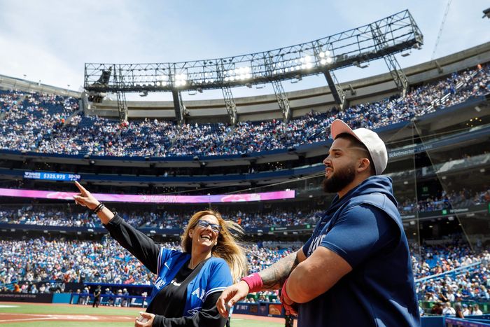 지난달 15일 홈 로저스센터에서 애틀랜타 브레이브스전에 시구하러 나온 알렉 마노아와 모친 수잔 러치. AFP연합뉴스