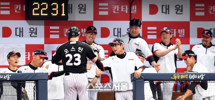 LG 5번타자 박동원이 7일 고척스카이돔에서 열린 2023 프로야구 키움히어로즈와 LG트윈스의 경기 11회말 2사 1,2루 2타점  2루타를 터트렸다. 득점한 1루주자 오스틴이 염경엽 감독의 축하를 받고 있다. 2023.06.07.강영조기자 kanjo@sportsseoul.com